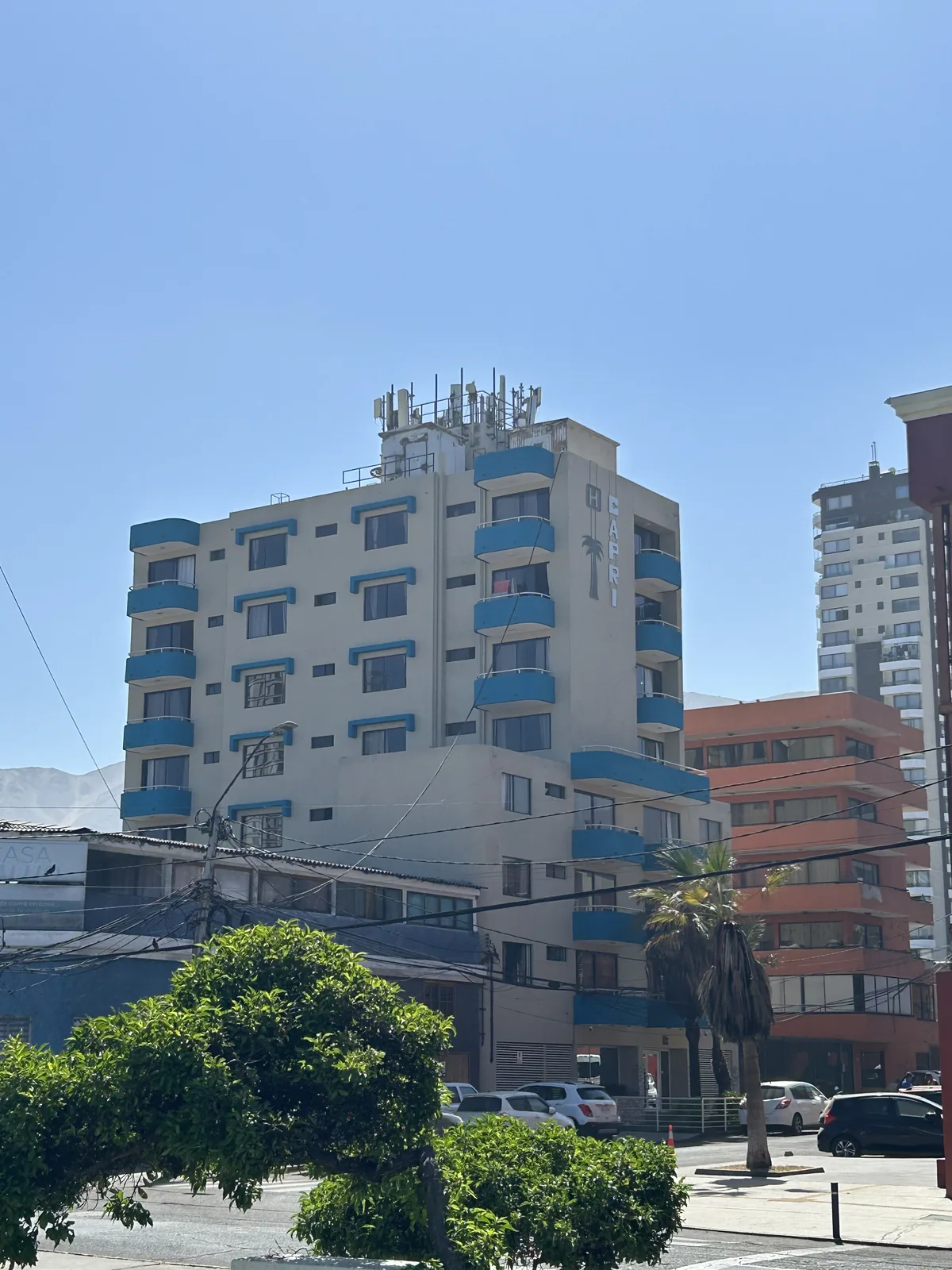 Fachada Apart Hotel Capri Iquique de día